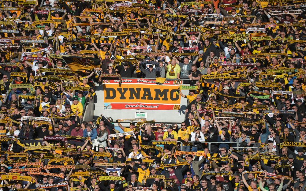 Cel mai mare banner din istoria fotbalului vine din Liga a 3-a. Mesajul pe care l-au afisat suporterii lui Dinamo Dresda. FOTO_1