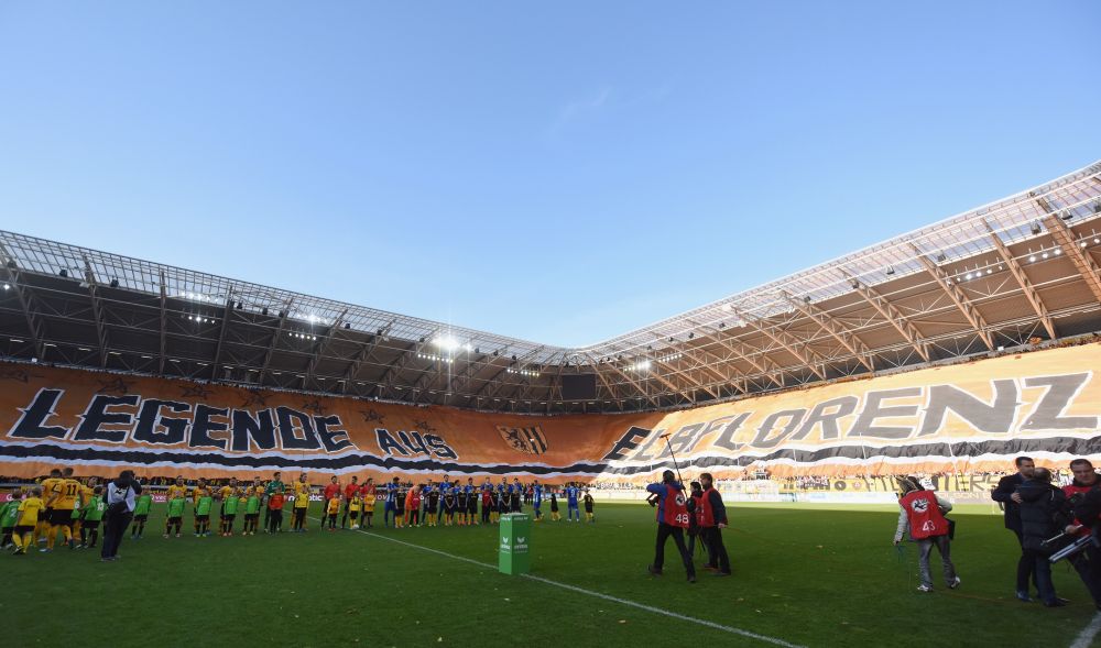 Cel mai mare banner din istoria fotbalului vine din Liga a 3-a. Mesajul pe care l-au afisat suporterii lui Dinamo Dresda. FOTO_3
