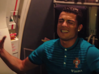 
	Cristiano, vocea Portugaliei! Starul Realului, intr-un clip de senzatie: a cantat melodia Rihannei si a facut show in avion :)
