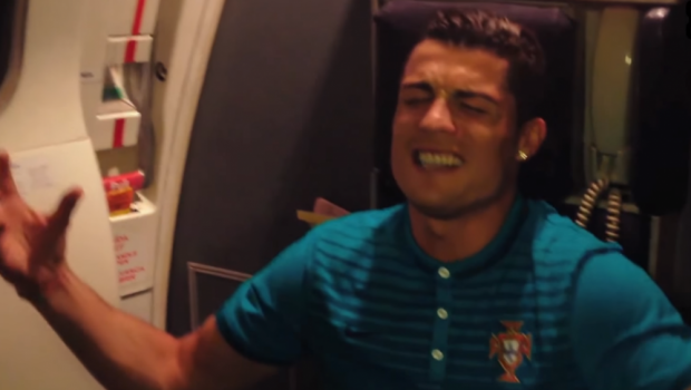 
	Cristiano, vocea Portugaliei! Starul Realului, intr-un clip de senzatie: a cantat melodia Rihannei si a facut show in avion :)
