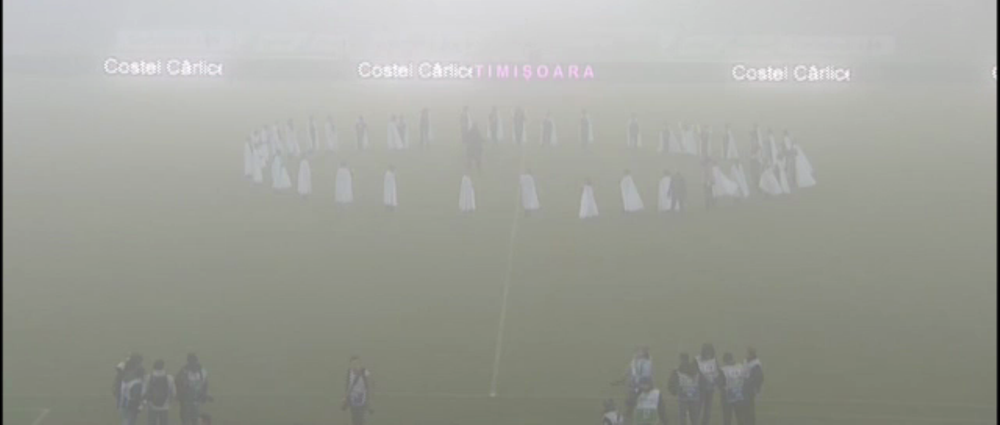 Lacrimi la Timisoara. Meciul cu Dinamo s-a oprit in minutul 41, tot stadionul a inceput sa aplaude. O cruce din candele a fost adusa in memoria victimelor din Colectiv_4