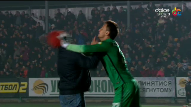Lucescu a privit IMPIETRIT ce se intampla! Portarul lui Sahtior a fost atacat pe teren de un fan! Ce s-a intamplat dupa aceasta imagine. FOTO_4