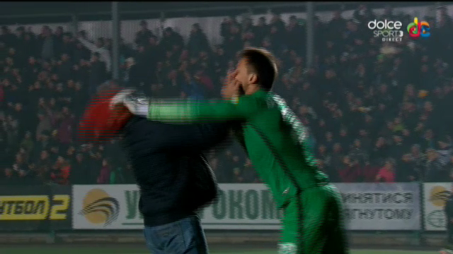 Lucescu a privit IMPIETRIT ce se intampla! Portarul lui Sahtior a fost atacat pe teren de un fan! Ce s-a intamplat dupa aceasta imagine. FOTO_5
