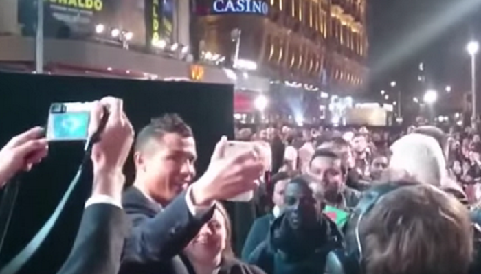 Recordul pe care Ronaldo nu a putut sa il doboare! Si-a aliniat fanii si a incercat sa faca mai multe selfie-uri decat The Rock VIDEO_1