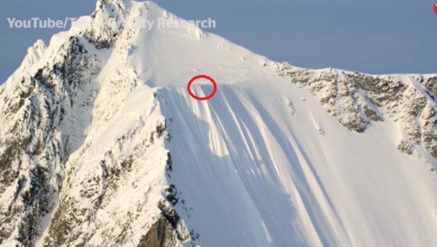 
	VIDEO | Un schior a supravietuit miraculos dupa ce a cazut 500 m din varful muntelui! Microfonul i-a mers si s-a auzit tot
