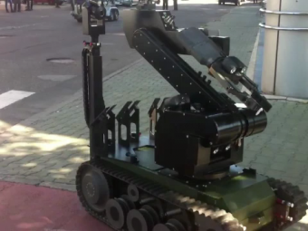 Cum arata robotul adus de belgieni inaintea meciului cu Spania sa detecteze bombele de la hotel si de pe stadion. VIDEO