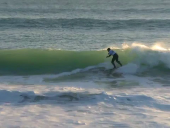 Record mondial stabilit de un sud african la surfing! Cum a reusit sa stea peste 30 de ore pe placa. VIDEO