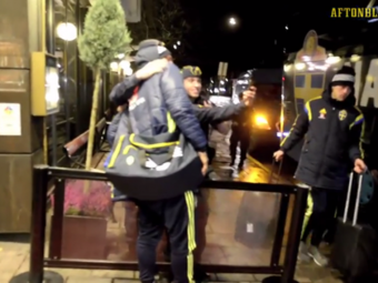 
	&quot;Nu vrei sa ma lasi pe mine?&quot; Un politist a vrut sa faca un selfie cu Zlatan, starul suedez i-a luat telefonul din maini! Ce s-a intamplat :) VIDEO
