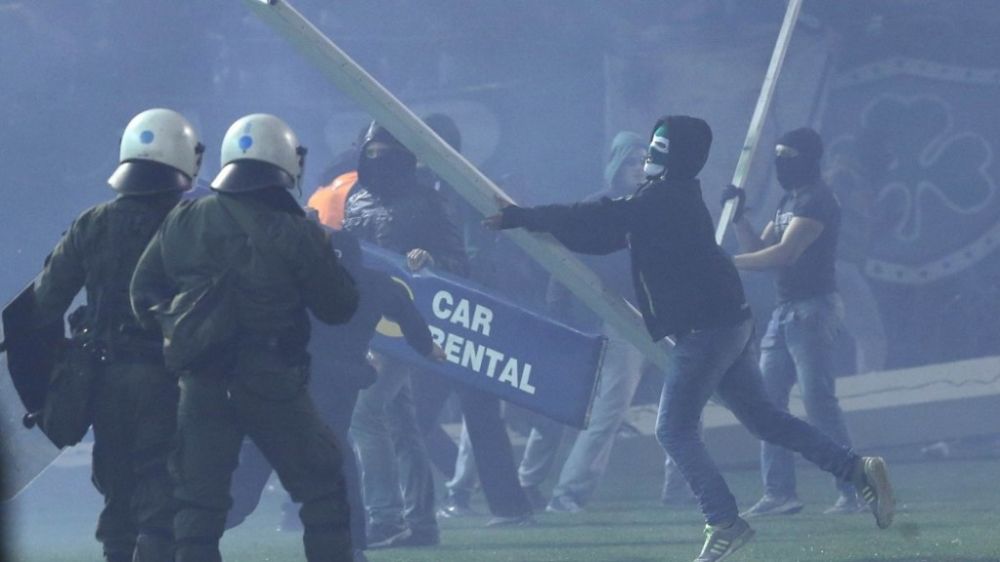 Incidente INCREDIBILE in Grecia! Derby-ul dintre Panathinaikos si Olympiacos, ANULAT din cauza fanilor care au atacat jucatorii_1