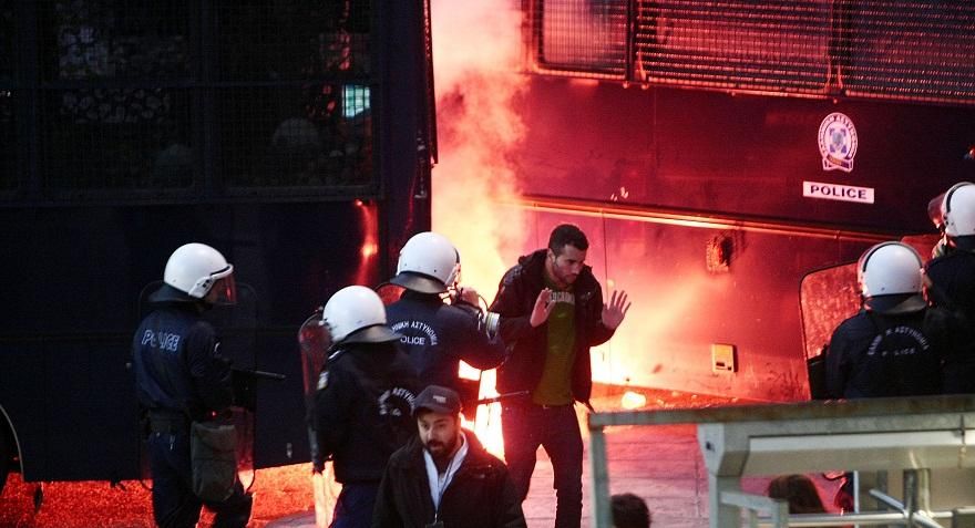 Incidente INCREDIBILE in Grecia! Derby-ul dintre Panathinaikos si Olympiacos, ANULAT din cauza fanilor care au atacat jucatorii_11