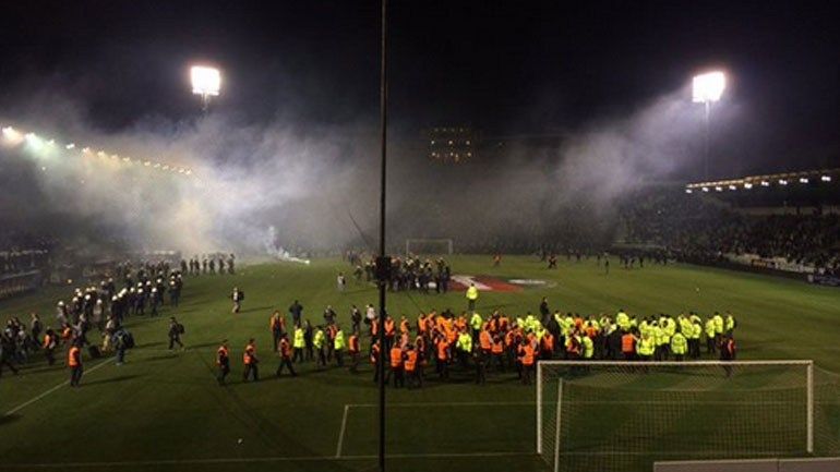 Incidente INCREDIBILE in Grecia! Derby-ul dintre Panathinaikos si Olympiacos, ANULAT din cauza fanilor care au atacat jucatorii_12