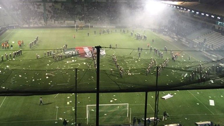 Incidente INCREDIBILE in Grecia! Derby-ul dintre Panathinaikos si Olympiacos, ANULAT din cauza fanilor care au atacat jucatorii_13