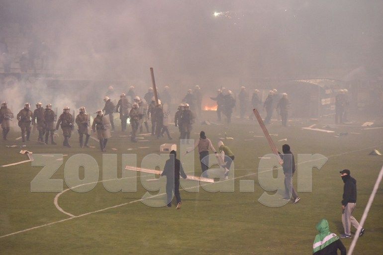 Incidente INCREDIBILE in Grecia! Derby-ul dintre Panathinaikos si Olympiacos, ANULAT din cauza fanilor care au atacat jucatorii_14