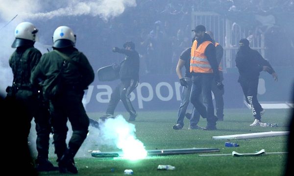 Incidente INCREDIBILE in Grecia! Derby-ul dintre Panathinaikos si Olympiacos, ANULAT din cauza fanilor care au atacat jucatorii_3