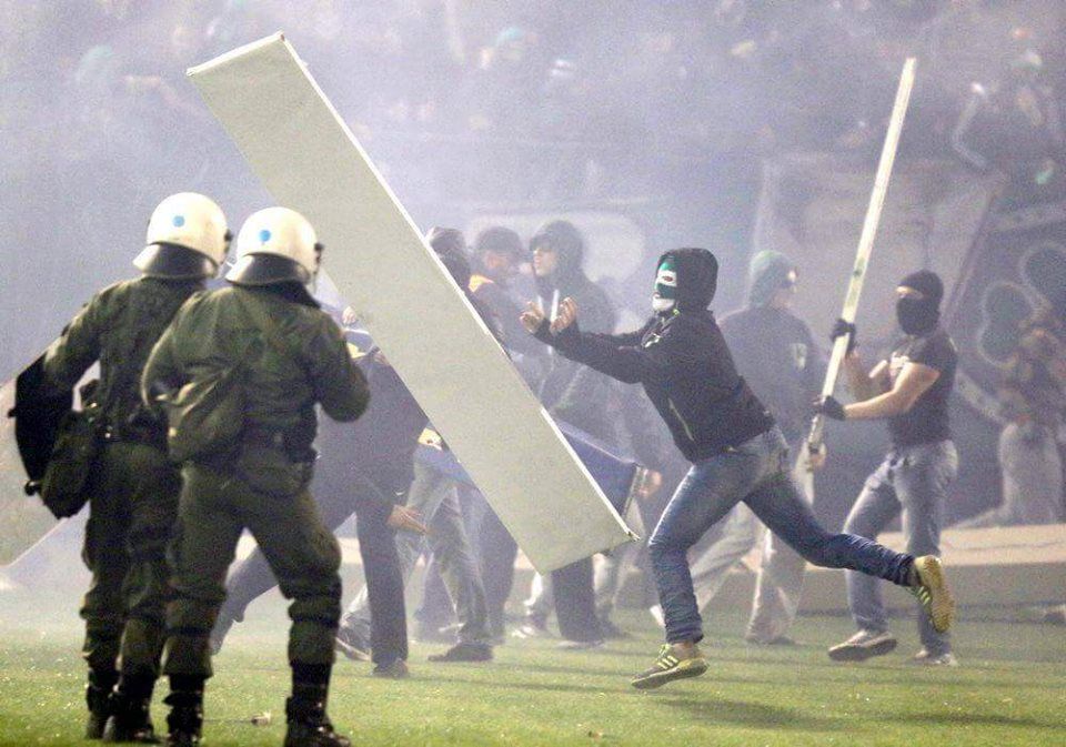 Incidente INCREDIBILE in Grecia! Derby-ul dintre Panathinaikos si Olympiacos, ANULAT din cauza fanilor care au atacat jucatorii_6
