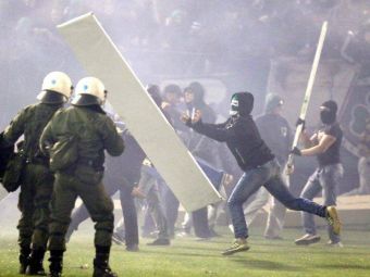 
	Incidente INCREDIBILE in Grecia! Derby-ul dintre Panathinaikos si Olympiacos, ANULAT din cauza fanilor care au atacat jucatorii
