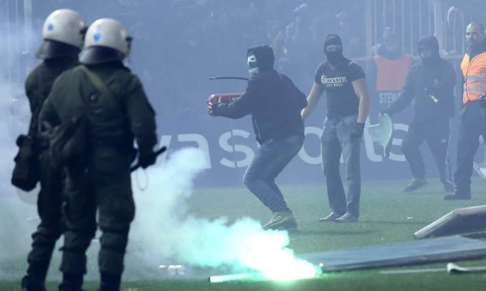 Incidente INCREDIBILE in Grecia! Derby-ul dintre Panathinaikos si Olympiacos, ANULAT din cauza fanilor care au atacat jucatorii_8