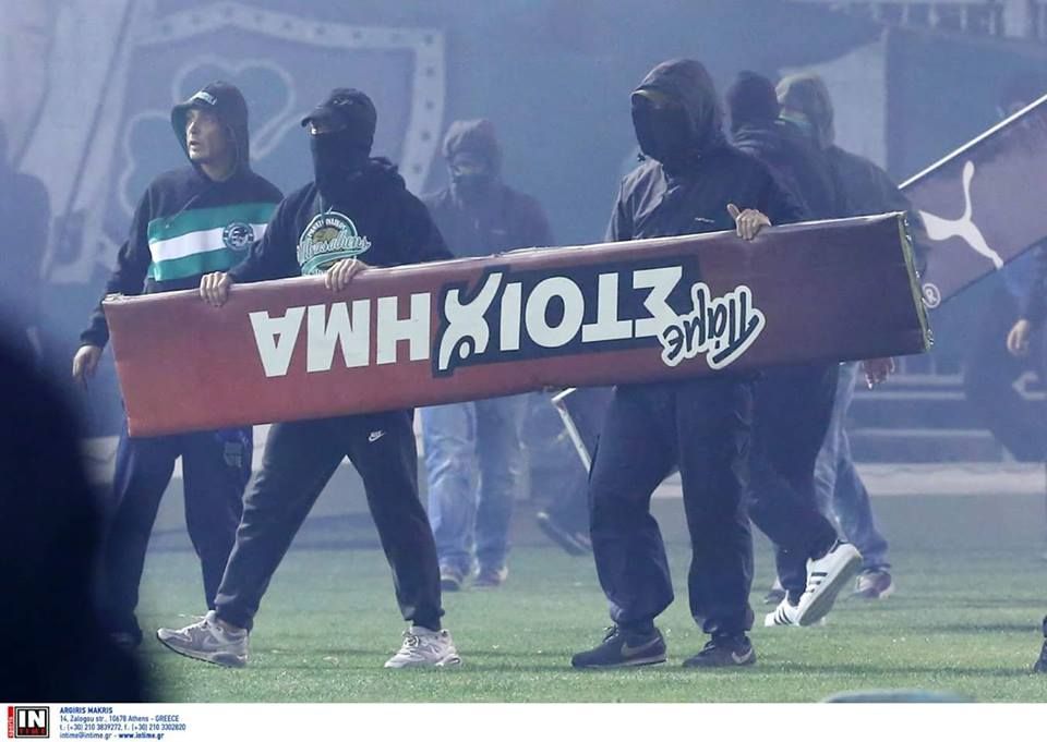 Incidente INCREDIBILE in Grecia! Derby-ul dintre Panathinaikos si Olympiacos, ANULAT din cauza fanilor care au atacat jucatorii_9