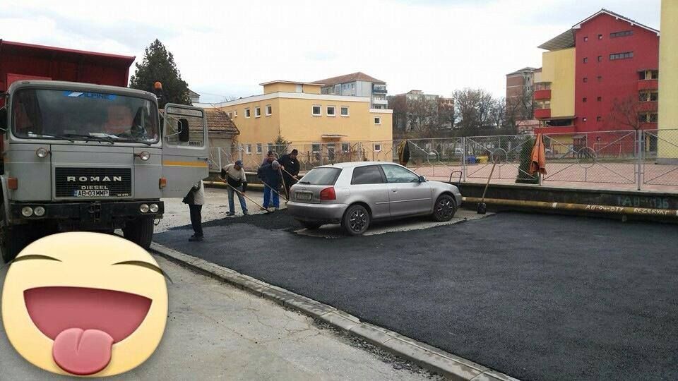 Nu, nu e in Caracal! Imaginea zilei in Romania: muncitorii au asfaltat parcarea cu o masina in ea! :) FOTO_1