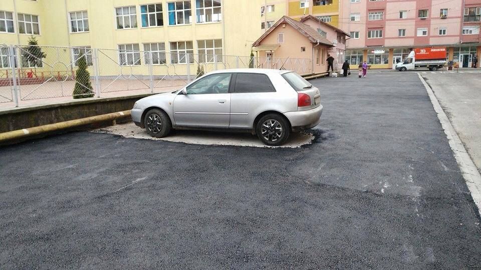 Nu, nu e in Caracal! Imaginea zilei in Romania: muncitorii au asfaltat parcarea cu o masina in ea! :) FOTO_2