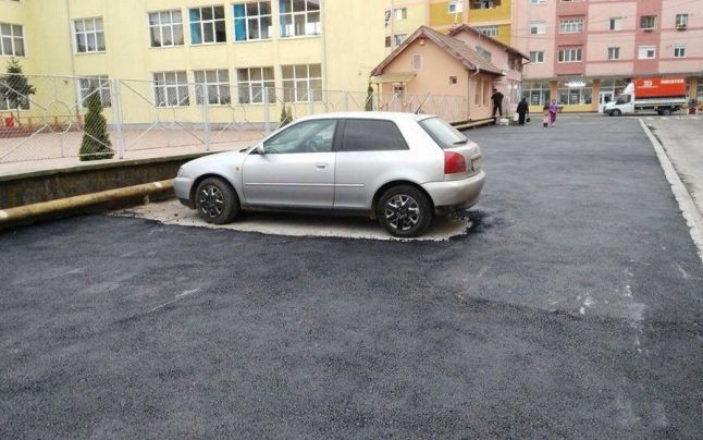 Nu, nu e in Caracal! Imaginea zilei in Romania: muncitorii au asfaltat parcarea cu o masina in ea! :) FOTO_3