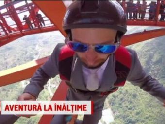 
	VIDEO | The sky is the limit! Cei mai curajosi parasutisti din lume s-au aruncat de pe unul dintre cele mai spectaculoase poduri din lume
