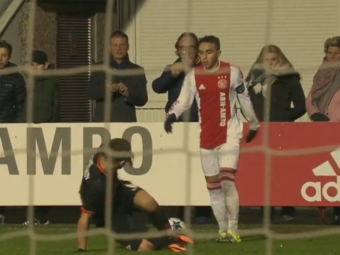 
	Cel mai tare FAKE CROSS pe care l-ai vazut in fotbal! Un pusti de la Ajax s-a jucat cu mintea unui fundas pana l-a pus jos! VIDEO
