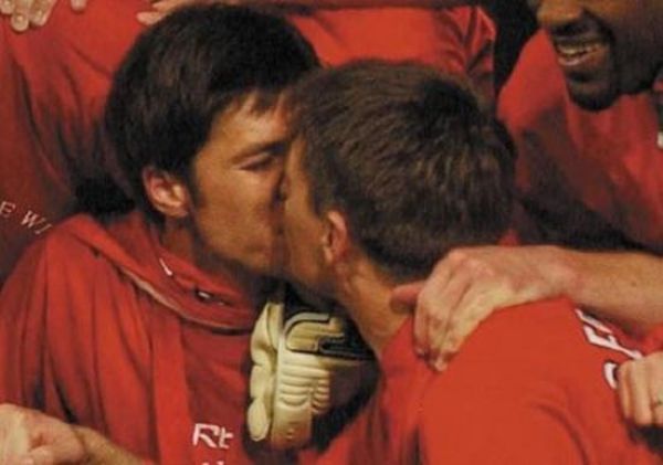 Cele mai romantice imagini din istoria fotbalului! Cum au ajuns MM si Reghe langa Bale, Cristiano Ronaldo, Mourinho, Zlatan si Rooney :)_3