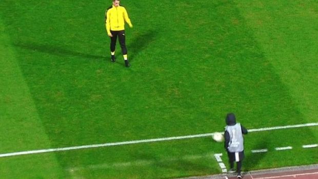 
	&quot;Pare cam singur, nu cred ca-l baga nimeni in seama!&quot; Super VIDEO: cum a fost surprins Januzaj la ultimul meci al Borussiei Dortmund :)

