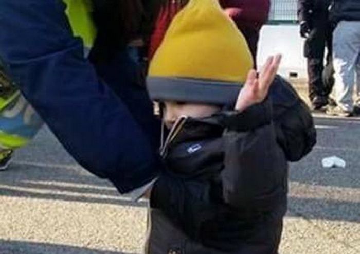 Imaginea zilei in Italia: un copil de 4 ani, perchezitionat cu mainile sus la intrarea pe Stadio Olimpico! Gazzetta dello Sport: Teroristii au castigat!_2