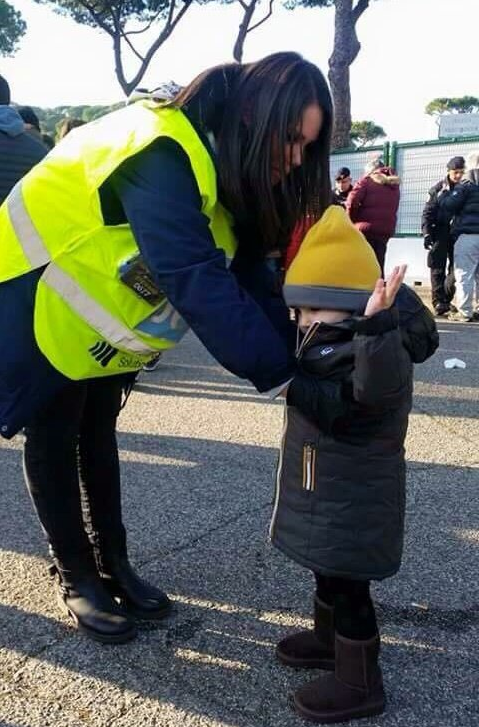 Imaginea zilei in Italia: un copil de 4 ani, perchezitionat cu mainile sus la intrarea pe Stadio Olimpico! Gazzetta dello Sport: Teroristii au castigat!_1