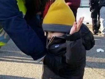Imaginea zilei in Italia: un copil de 4 ani, perchezitionat cu mainile sus la intrarea pe Stadio Olimpico! Gazzetta dello Sport: "Teroristii au castigat!"
