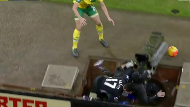 Accidentare soc pentru Alexis Sanchez! Vedeta lui Arsenal, impinsa intr-o groapa de pe marginea terenului! VIDEO
