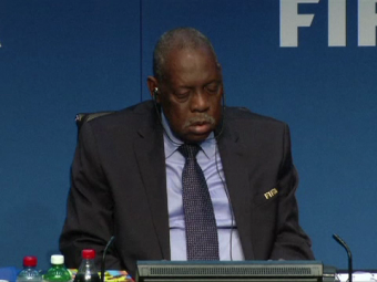 
	Imaginile COLAPSULUI! Presedintele FIFA a adormit la propria conferinta de presa in timp ce doi vicepresedinti au fost ridicati pentru coruptie! VIDEO

