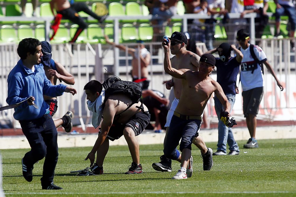 Fugeau de COLO COLO! Scenele RUSINII intr-un meci din Chile! Suporterii au intrat pe teren si au declansat iadul. VIDEO_1