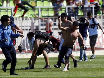 
	Fugeau de COLO COLO! Scenele RUSINII intr-un meci din Chile! Suporterii au intrat pe teren si au declansat iadul. VIDEO
