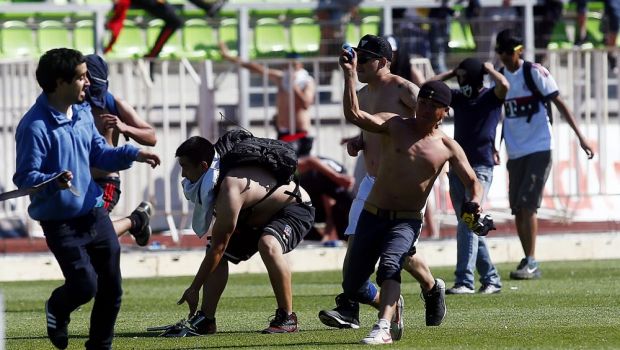 
	Fugeau de COLO COLO! Scenele RUSINII intr-un meci din Chile! Suporterii au intrat pe teren si au declansat iadul. VIDEO
