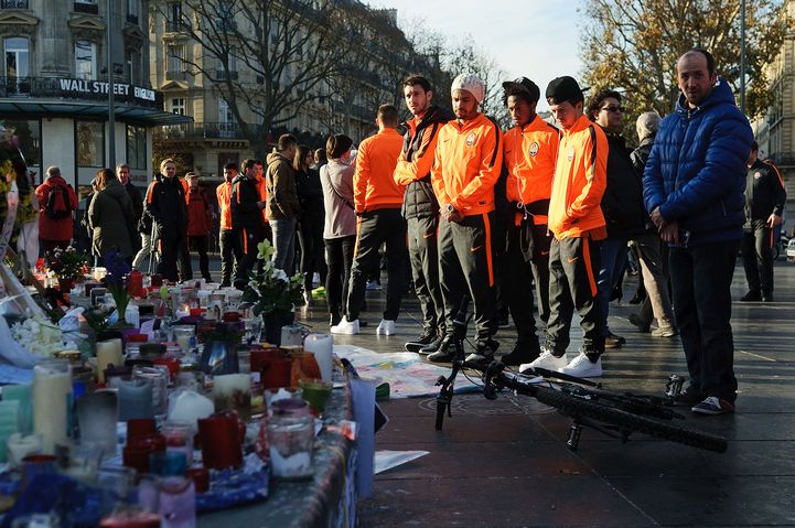 Imagini emotionante astazi in Paris. Mircea Lucescu si-a dus jucatorii la locul atentatelor teroriste, inainte de PSG - Sahtior_11