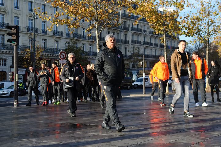 Imagini emotionante astazi in Paris. Mircea Lucescu si-a dus jucatorii la locul atentatelor teroriste, inainte de PSG - Sahtior_4
