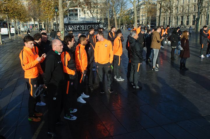 Imagini emotionante astazi in Paris. Mircea Lucescu si-a dus jucatorii la locul atentatelor teroriste, inainte de PSG - Sahtior_7