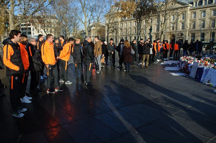 Imagini emotionante astazi in Paris. Mircea Lucescu si-a dus jucatorii la locul atentatelor teroriste, inainte de PSG - Sahtior_8