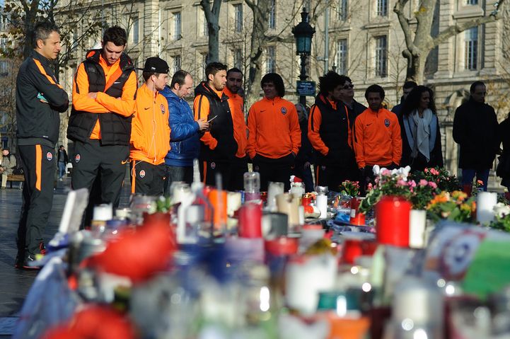 Imagini emotionante astazi in Paris. Mircea Lucescu si-a dus jucatorii la locul atentatelor teroriste, inainte de PSG - Sahtior_9