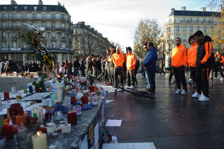 Imagini emotionante astazi in Paris. Mircea Lucescu si-a dus jucatorii la locul atentatelor teroriste, inainte de PSG - Sahtior_10