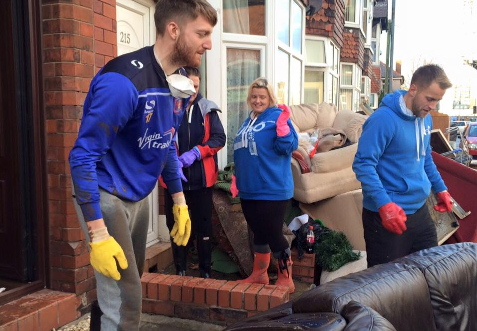 Asta e magia fotbalului! O echipa din Liga a 4-a engleza a mers sa curete casele oamenilor afectati de inundatii! Imagini impresionante_1