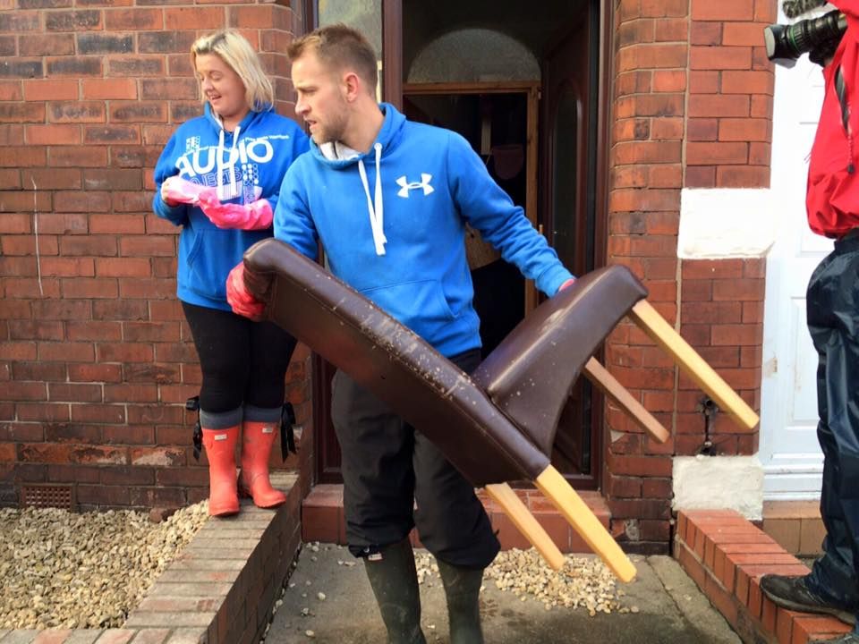 Asta e magia fotbalului! O echipa din Liga a 4-a engleza a mers sa curete casele oamenilor afectati de inundatii! Imagini impresionante_3