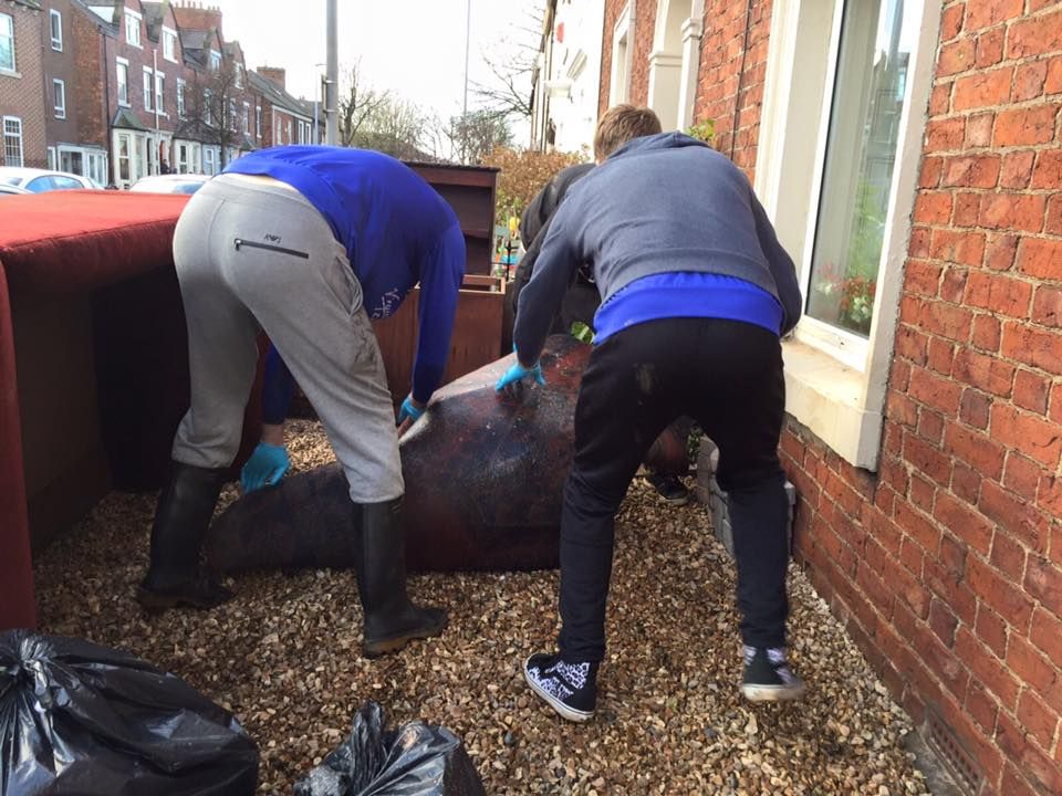 Asta e magia fotbalului! O echipa din Liga a 4-a engleza a mers sa curete casele oamenilor afectati de inundatii! Imagini impresionante_6