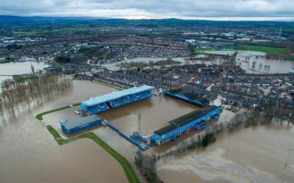 Asta e magia fotbalului! O echipa din Liga a 4-a engleza a mers sa curete casele oamenilor afectati de inundatii! Imagini impresionante_9
