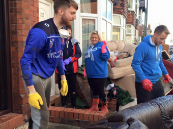 Asta e magia fotbalului! O echipa din Liga a 4-a engleza a mers sa curete casele oamenilor afectati de inundatii! Imagini impresionante 