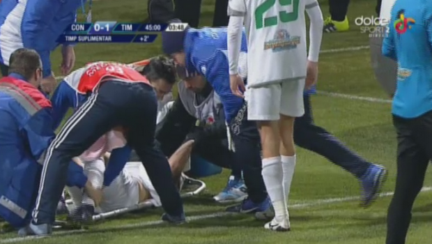 
	Momente de groaza pe teren la Chiajna - Timisoara! Un jucator a fost dus de urgenta la spital dupa ce a suferit o comotie in timpul meciului
