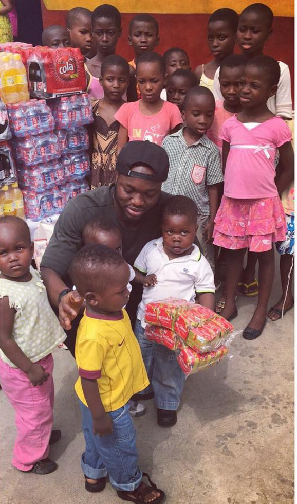Stelistul care si-a petrecut Revelionul in cel mai frumos mod. Muniru a mers la un orfelinat din Ghana si le-a facut copiiilor cadouri | FOTO_1